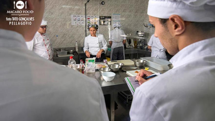 Belén Martínez, profesora de cocina del IES Faro de Maspalomas, con un grupo de alumnos. | TATO GONÇALVES