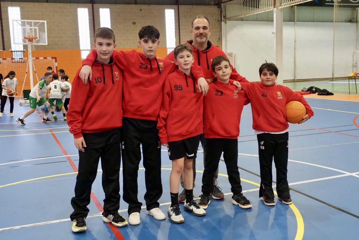 Los jugadores del Basketdeza y
Alejandro Fernández. | Bernabé