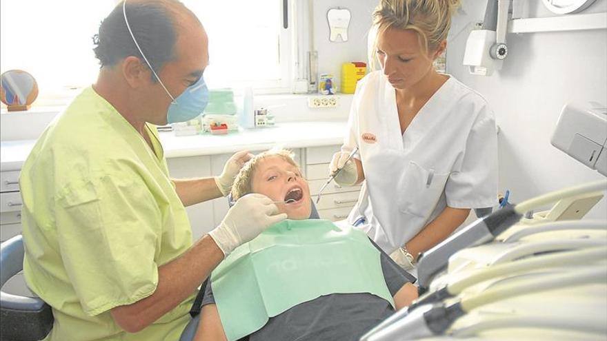 Denuncian un aumento de quejas en las franquicias de dentistas en Extremadura