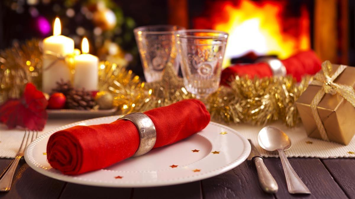 44300389 - a romantic christmas dinner table setting with candles and christmas decorations   cenas cena comidas comida de navidad  generico  mesa FOTO  123RF