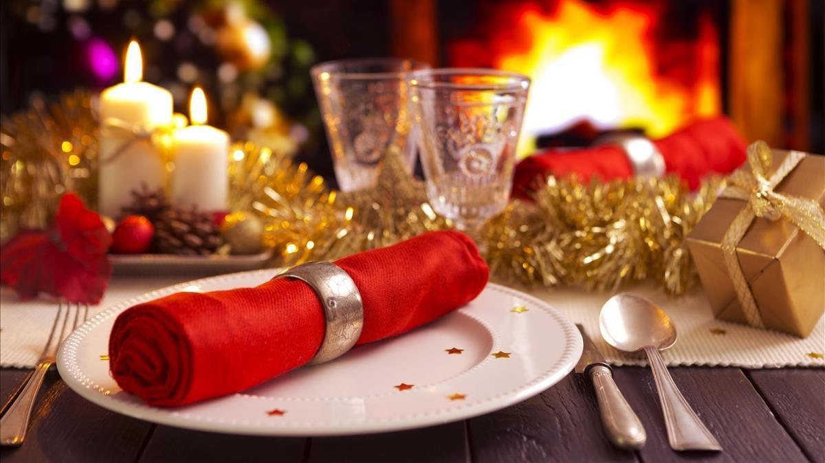 44300389 - a romantic christmas dinner table setting with candles and christmas decorations   cenas cena comidas comida de navidad  generico  mesa FOTO  123RF