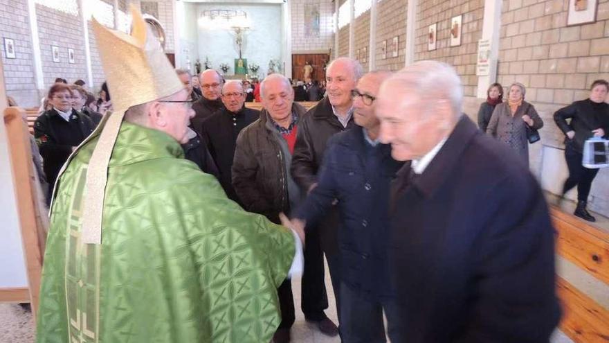 Saludando a los feligreses al término de la misa.