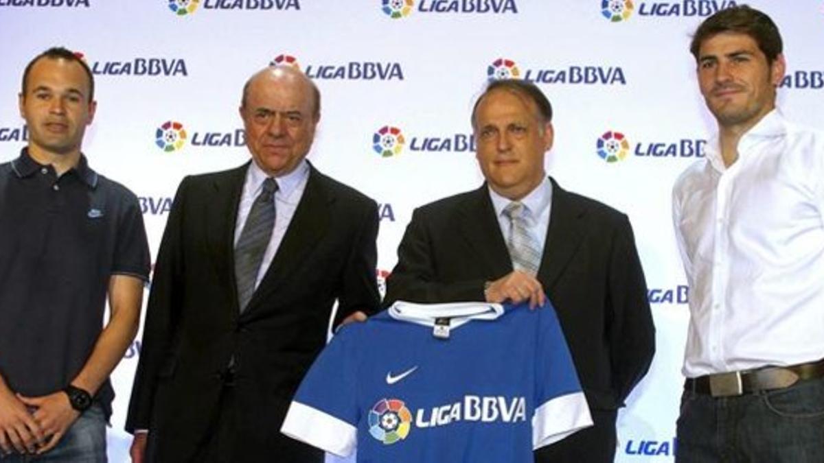 cAndrés Iniesta, Francisco González, Javier Tebas e Iker Casillas, durante la presentación del acuerdo en Nueva York.