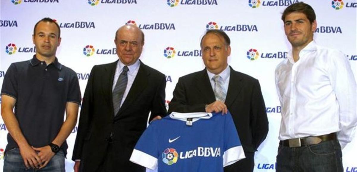 Andrés Iniesta, Francisco González, Javier Tebas i Iker Casillas, durant la presentació de l’acord a Nova York. Andrés Iniesta, Francisco González, Javier Tebas i Iker Casillas, durant la presentació de l’acord a Nova York.