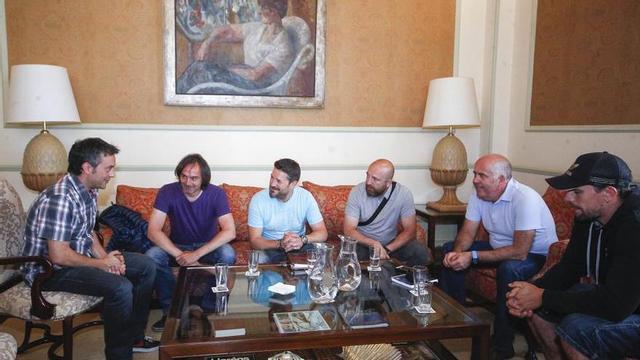 Ferreiro, en junio de 2015, con trabajadores de Alcoa.
