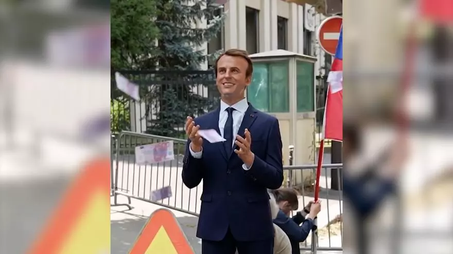 Roban la figura de Macron del museo de cera de París en una acción reivindicada por Greenpeace