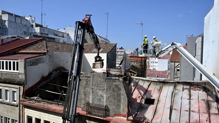 Empieza la demolición del edificio calcinado en Pontevedra
