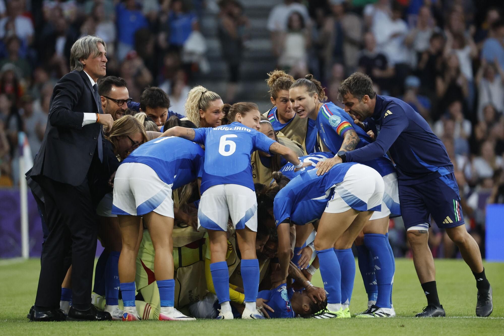 La defensa de Italia Elisabetta Oliviero (abajo) celebra tras anotar el primer gol del equipo este viernes, durante el partido del Grupo B de la Eurocopa 2025 que disputan las selecciones de Italia y España, en el Estadio Wankdorf, en Berna (Suiza). EFE/ Ana Escobar