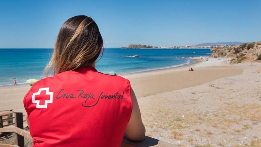 Una joven de Cruz Roja vigila una playa murciana.