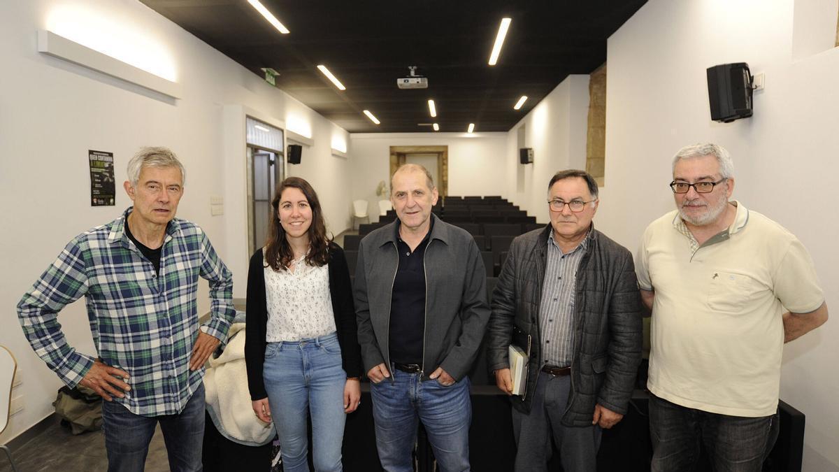 Miembros del grupo de conversación en inglés en la biblioteca de Lalín.