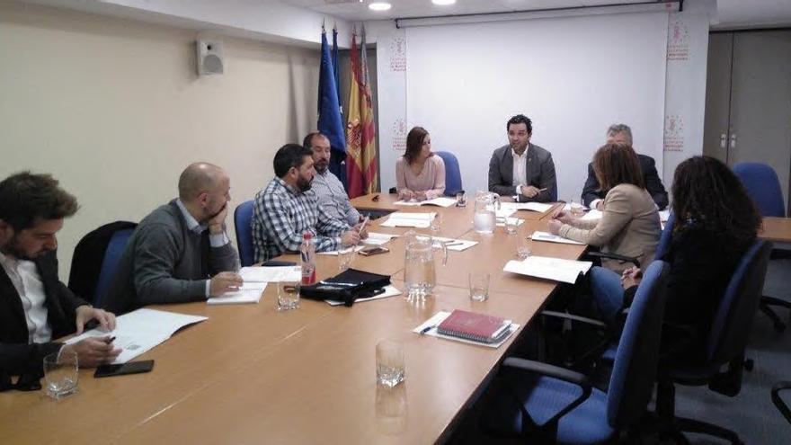 Juan Antonio Sagredo, presidiendo una reunión de la Comisión Industria FVMP.