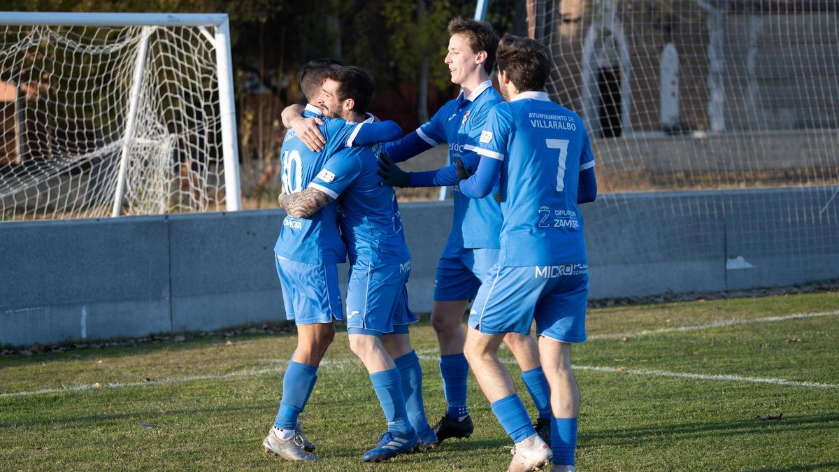 Los jugadores del Villaralbo celebran un gol.