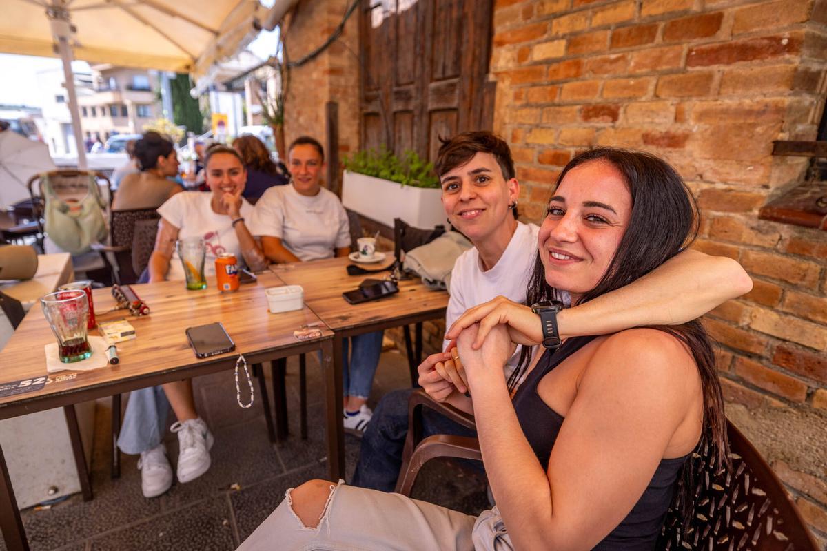Alba, de 29 años, en una terraza de Sant Esteve Sesrovires, el pueblo de Rosalía