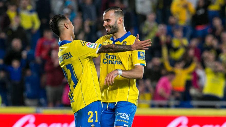 Jonathan Viera y Jesé se abrazan durante la victoria ante Osasuna.