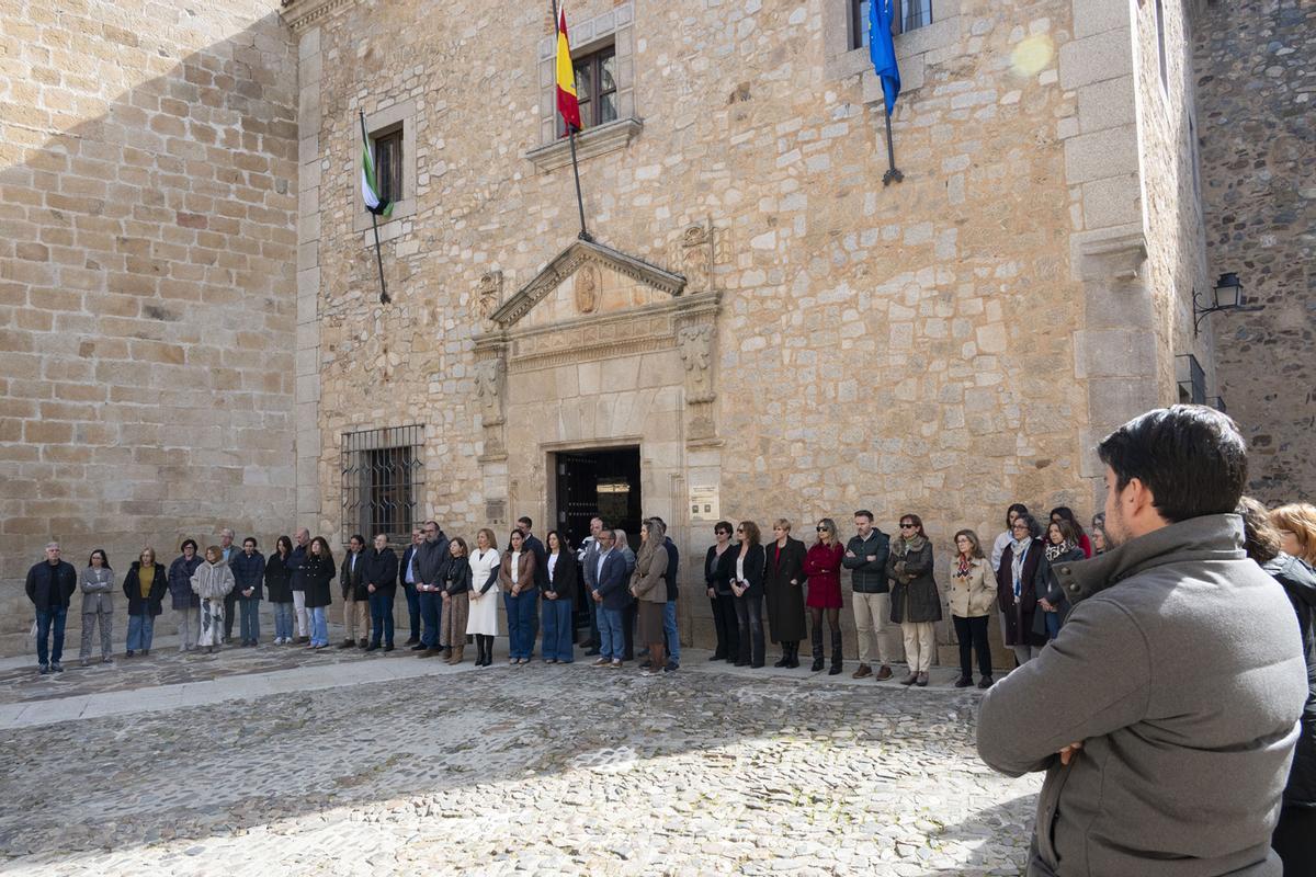 MInuto de Silencio Palacio Provincial Cáceres.
