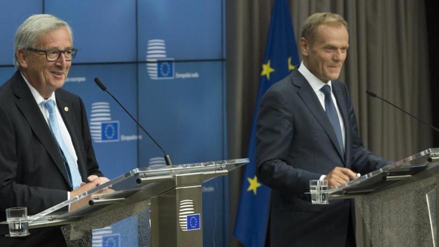 Donald Tusk, a la derecha,  y Jean-Claude Juncker.