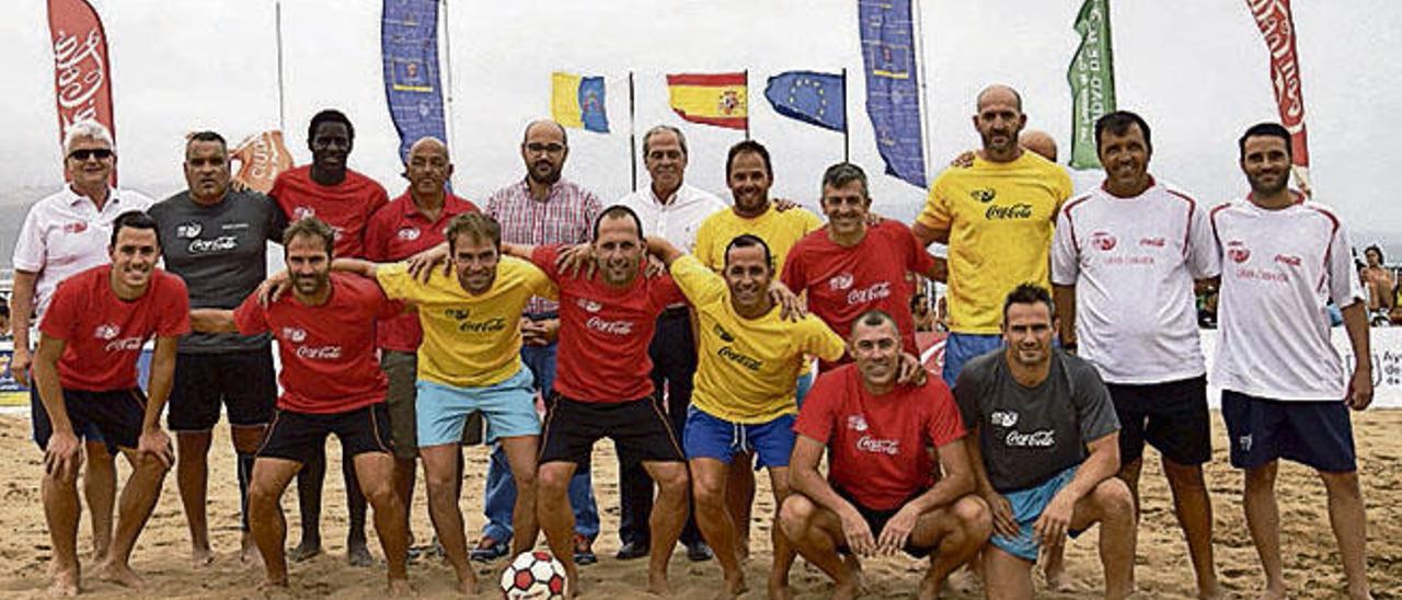 La familia del fútbol playa con el concejal Aridany Romero en el centro.