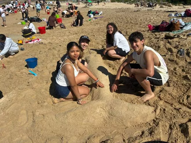 Dos décadas levantando efímeras esculturas de arena en A Lanzada