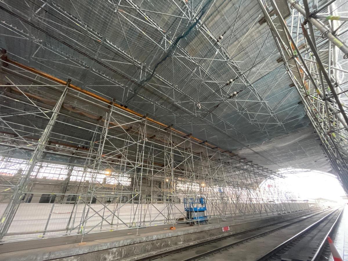 Nuevos andamios en los adenes de la estación.