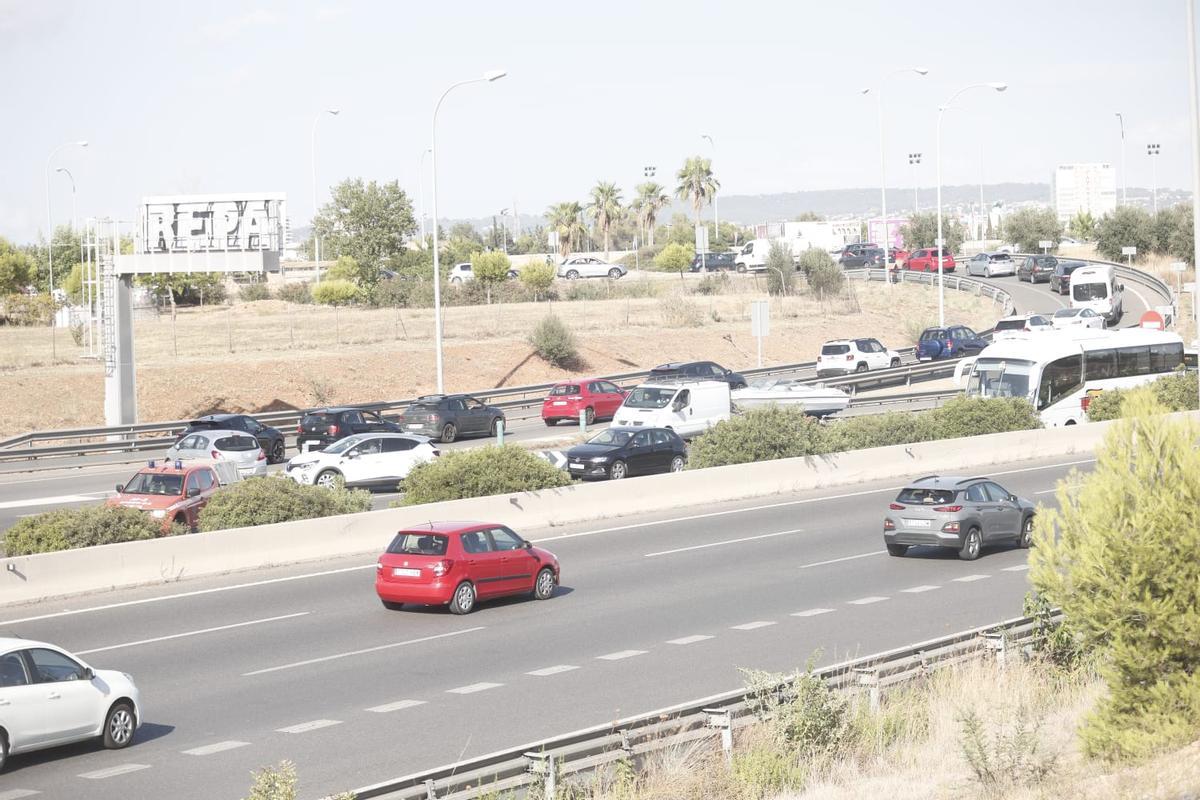 Incendio de un autobús de la EMT en la Vía de Cintura de Palma