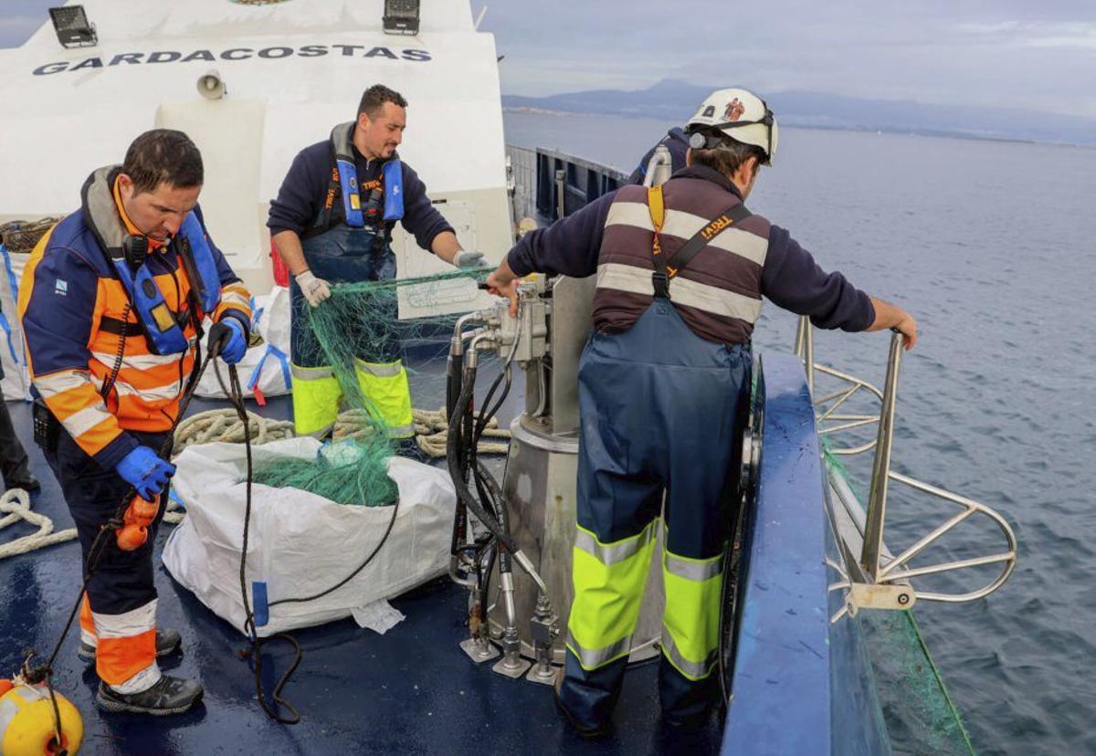 Miembros de Gardacostas recuperando miños. |  Abella