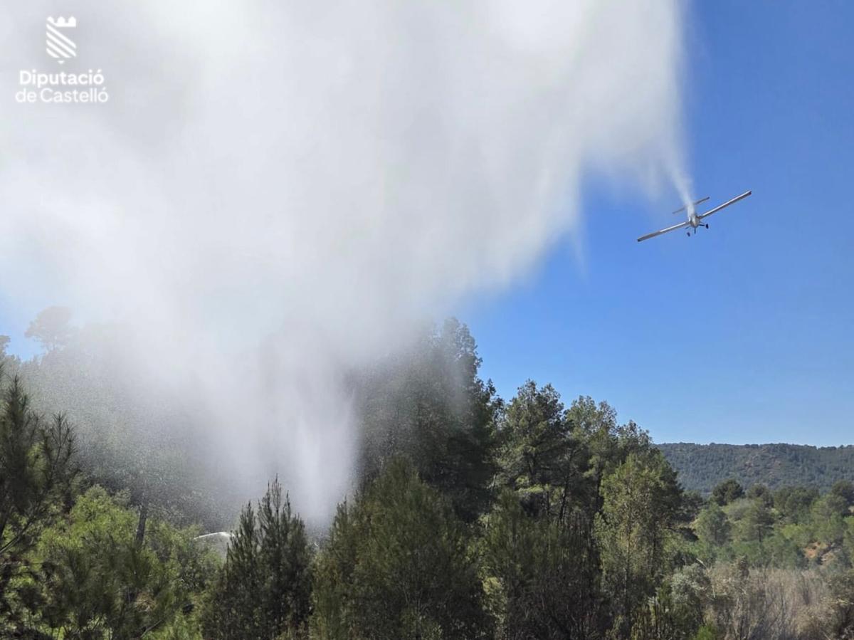 El avión de la Generalitat, refrescando la zona del incendio con agua.