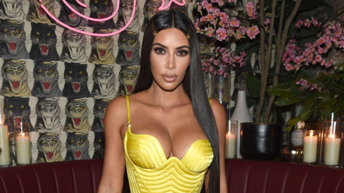 Kim Kardashian con un vestido-corsé amarillo