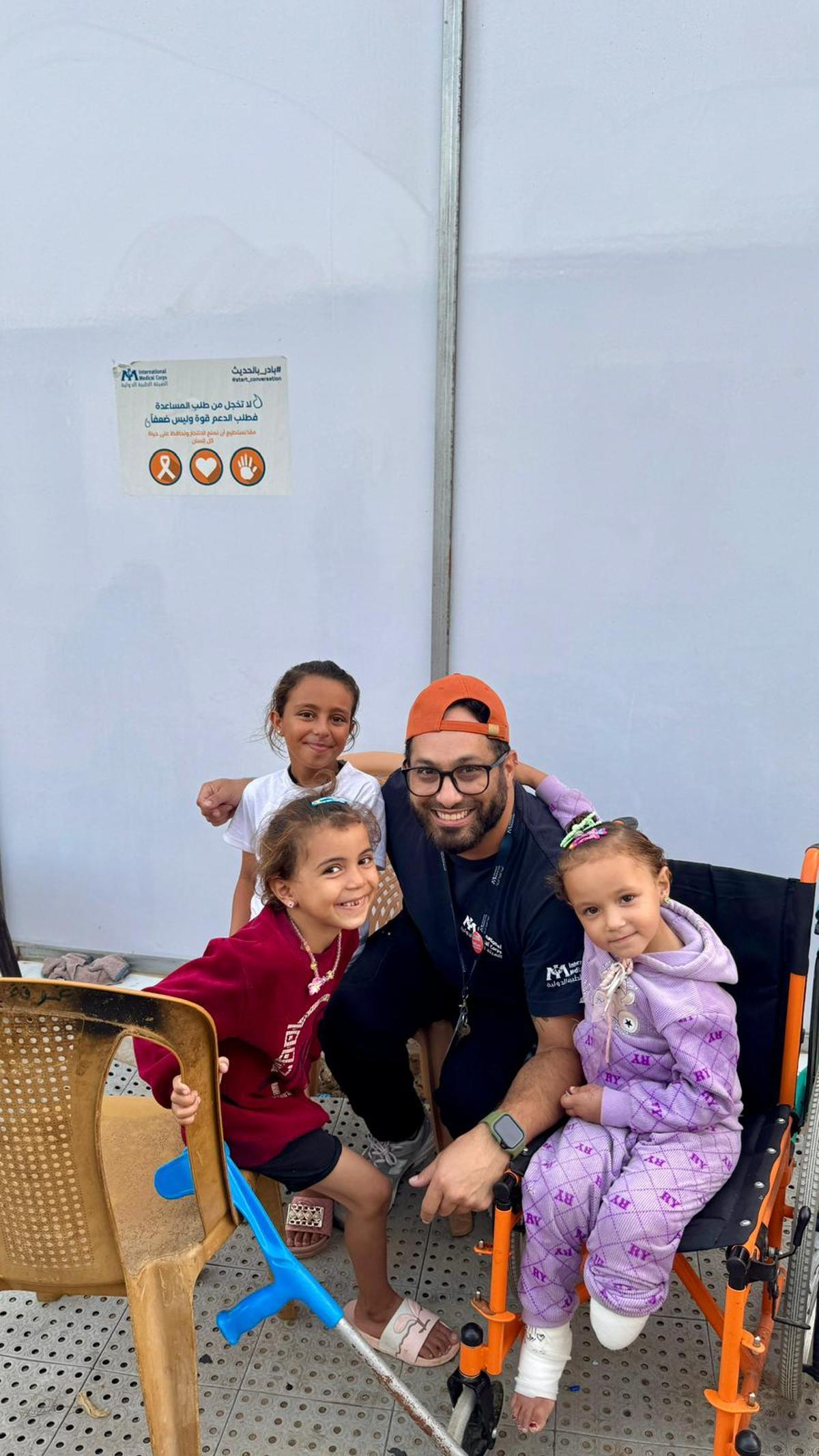 El doctor junto a tres niñas atendidas en uno de los hospitales de campaña