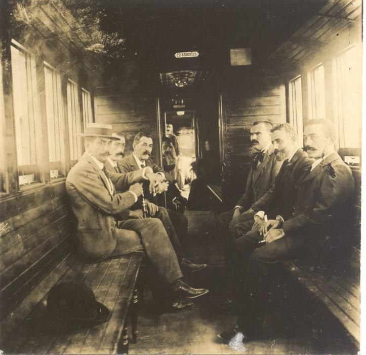 Autoritats dins d’un cotxe del tren fent un dels viatges inaugurals, 1892.