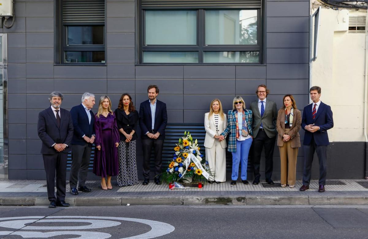 Ofrenda floral de la familia de Manuel Giménez Abad y del PP, en el lugar del atentado de ETA que acabó con su vida hace 25 años.