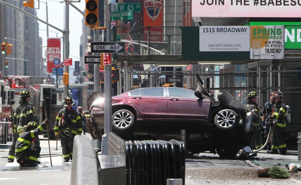 Un coche atropella a una multitud en Times Square