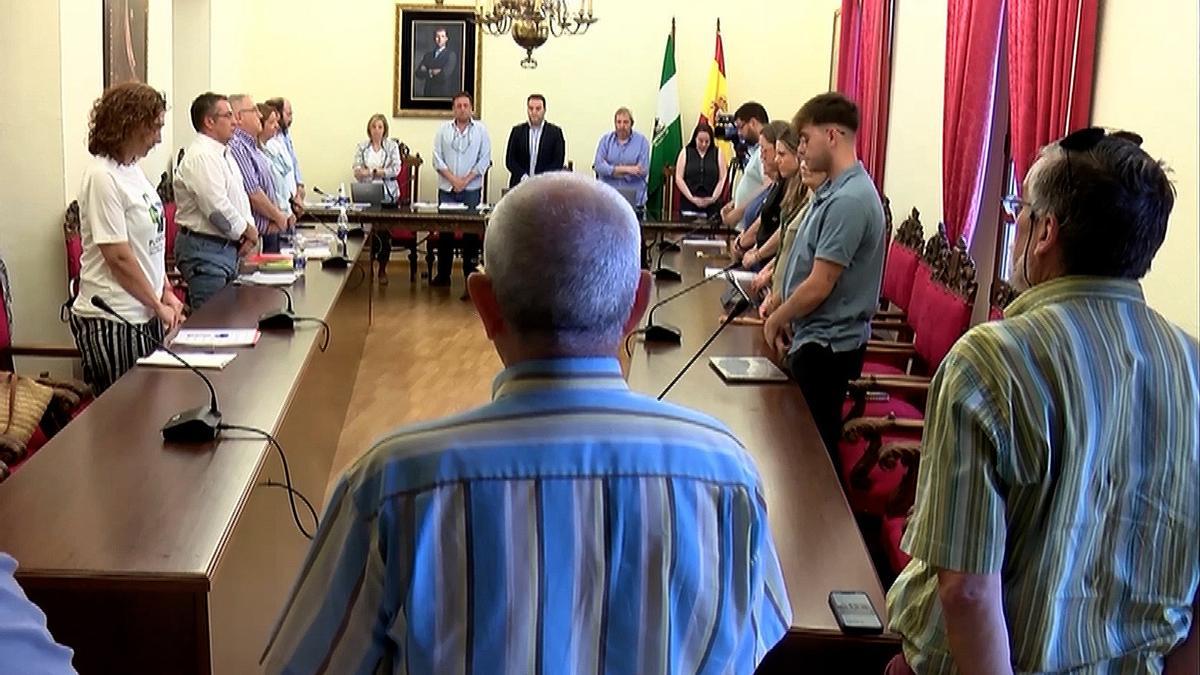 La Corporación municipal guarda un minuto de silencio por las víctimas del accidente de Baena.