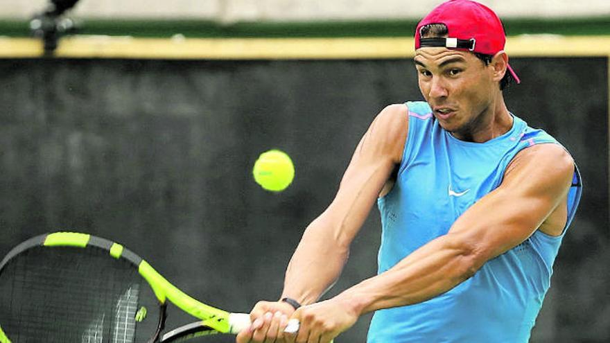 Nadal devuelve un golpe en el entrenamiento de ayer.