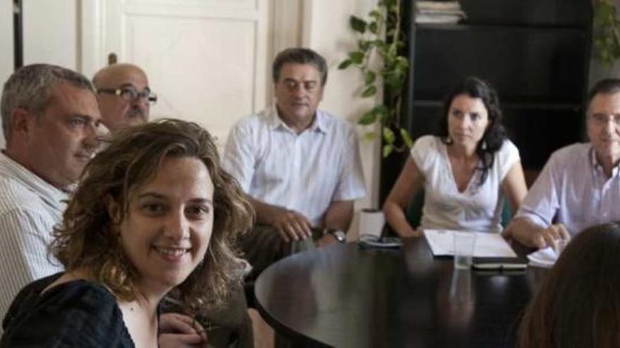 Imagen del grupo municipal socialista con Elena Martín en primer plano y Miguel Ull a la derecha.