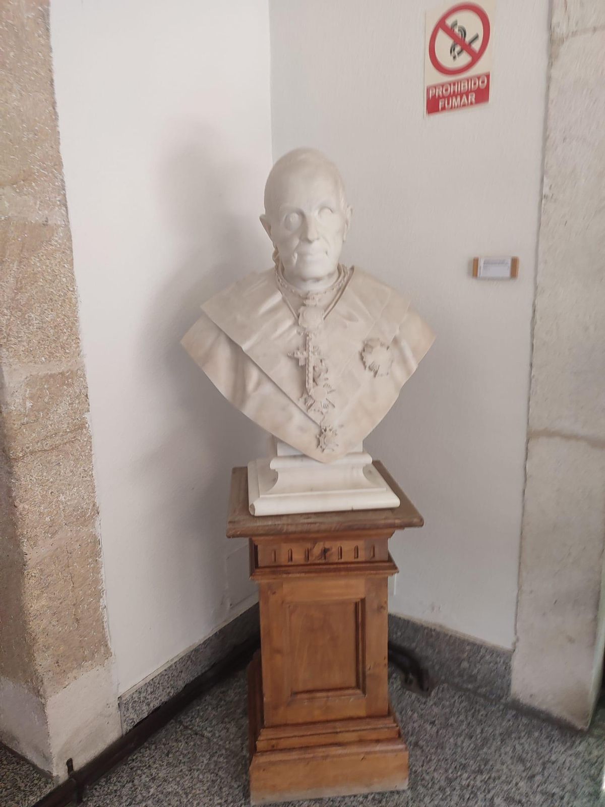 Busto del obispo Tomás Belestá y Cambese de Eduardo Barrón