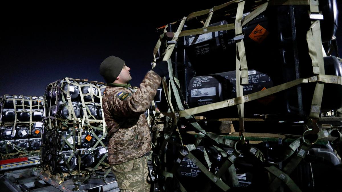 Un soldado ucraniano descarga armamento enviado por EEUU.