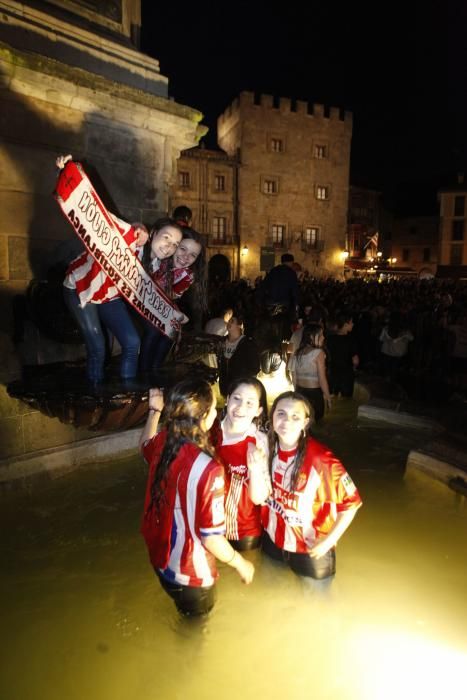 Celebración rojiblanca en la plaza del Marqués