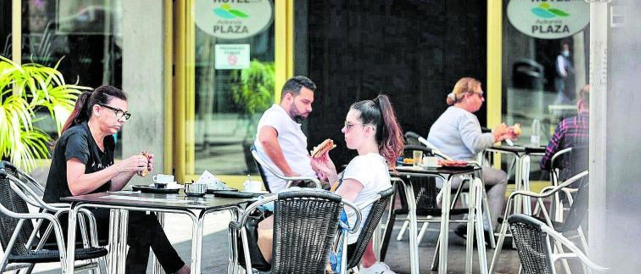 Varios comensales disfrutan de un desayuno en una terraza de Santa Cruz de Tenerife. | | MARÍA PISACA