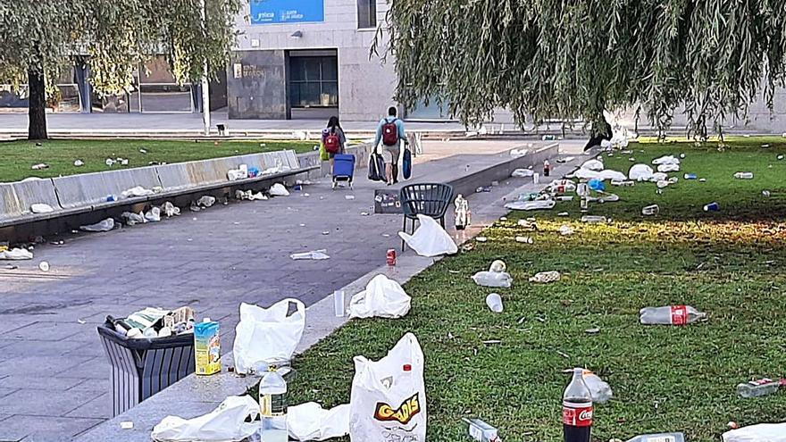 Restos de botellón en  la Praza da Estrela.   | // FDV