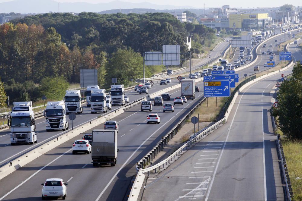 Marxa lenta de camions a la N-II al seu pas per Aiguaviva