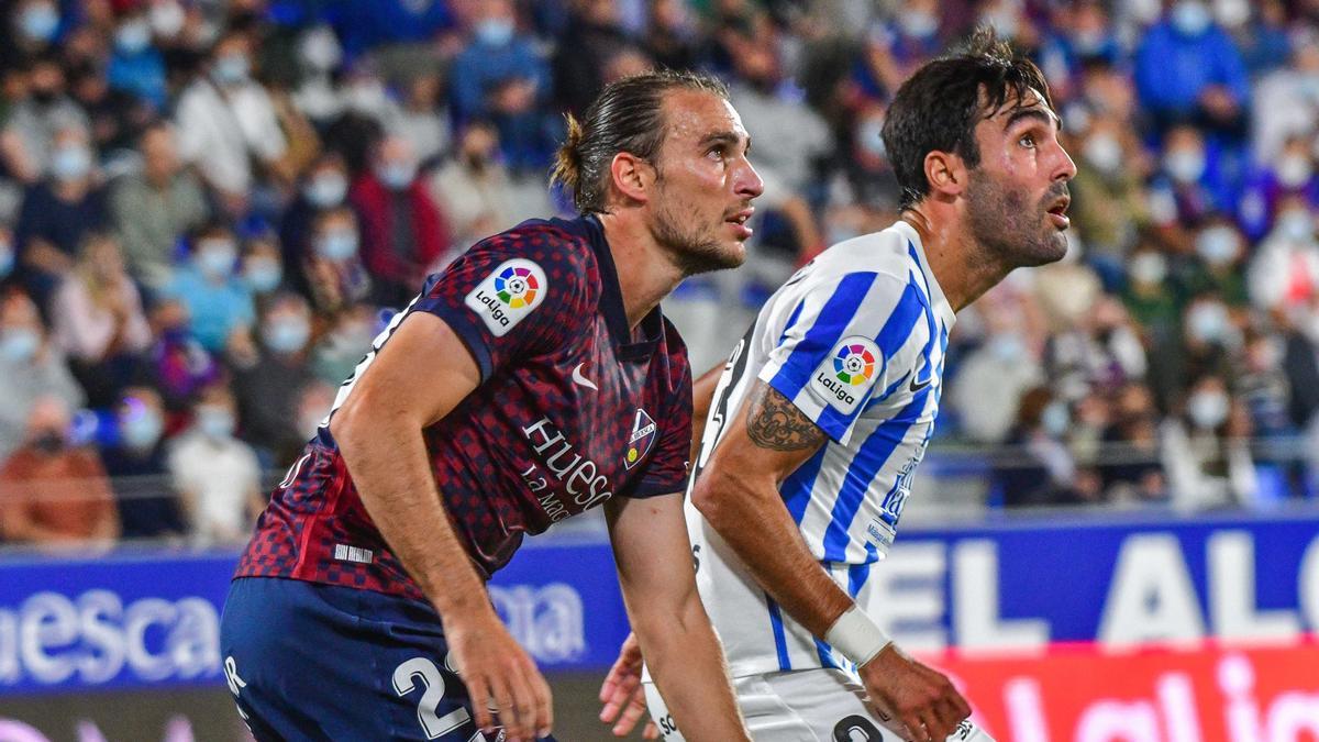 Ignasi Miquel pugna con Escassi en el partido ante el Málaga.