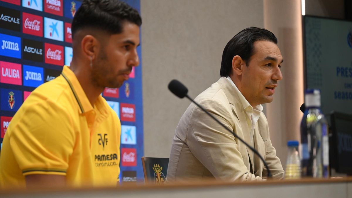 El director de fútbol del Villarreal CF, Miguel Ángel Tena (d), durante la presentación de Ayoze Pérez (i).