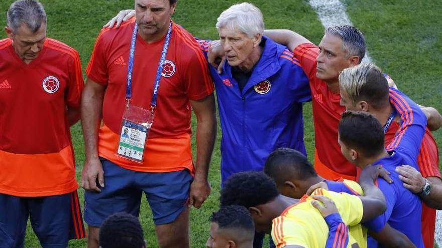 José Pekerman, con chándal azul, abrazado con sus técnicos y jugadores durante el entrenamiento de ayer.