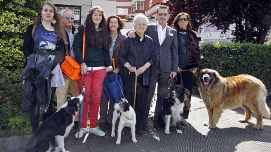 Ante la placa que da nombre a la calle,  Antía Cal. Sus hijos Hixinio, Antía y Antón Beiras Cal. Su nuera Eugenia Fernández Villaverde y sus nietas Uxía y Ana Beiras Fernández .  Y sus perros Sort, Lola,Comba y Lusco. // Marta G. Brea