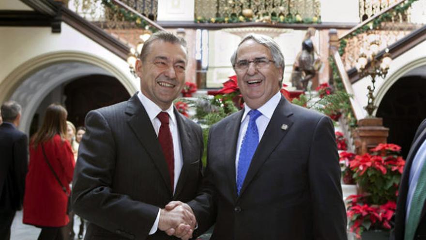 El presidente de la Confederación Canaria de Empresarios (CCE), Sebastián Grisaleña (i), durante su intervención en el tradicional cóctel de navidad de la entidad, celebrado en el Gabinete Literario de Las Palmas de Gran Canaria.