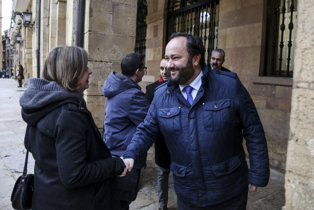 Llegada de los representantes del Real Oviedo al Ayuntamiento para tratar la situación del Tartiere