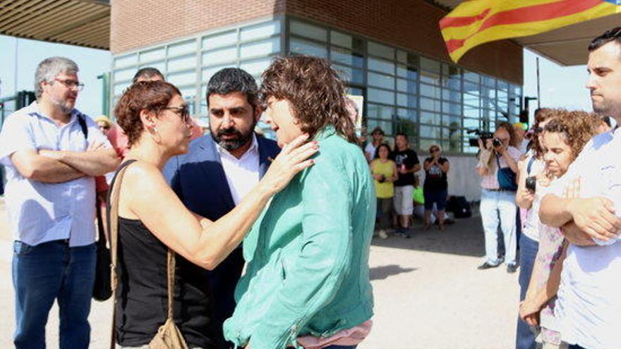 Els consellers el Homrani i Jordà parlant amb Montse Bassa.