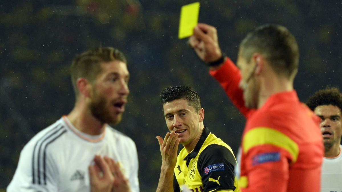 Sergio Ramon ve la tarjeta amarilla en un partido de Champions ante el Borussia Dortmund