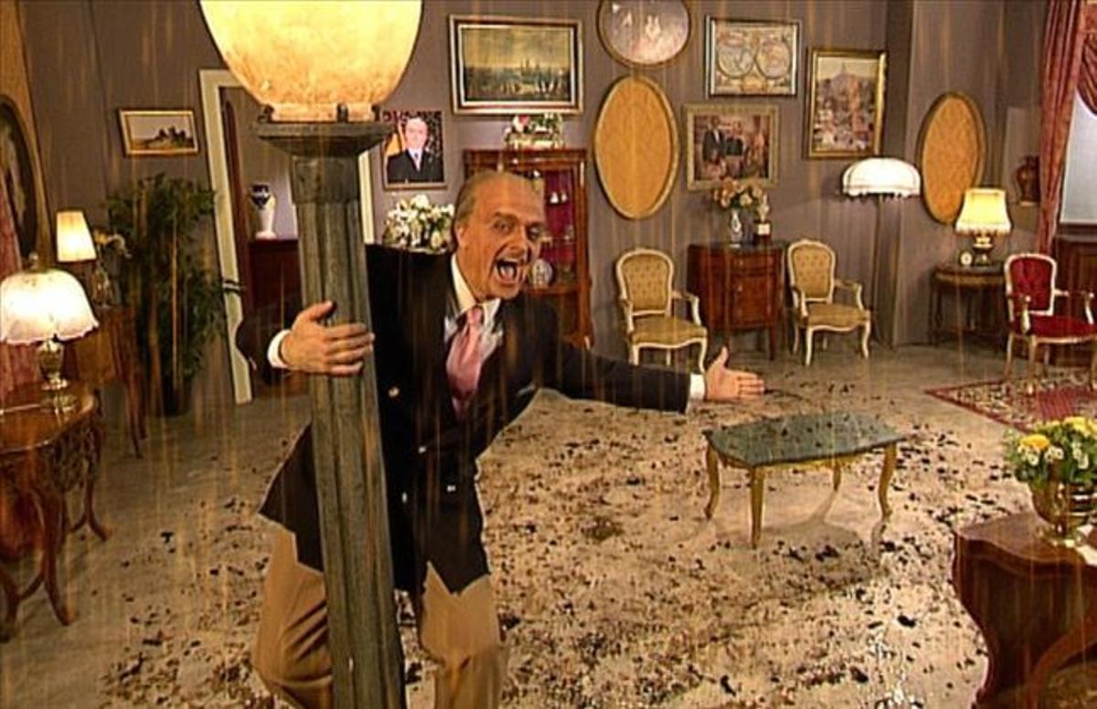 Toni Albà, com el rei Joan Carles, canta sota la pluja. Toni Albà, com el rei Joan Carles, canta sota la pluja.