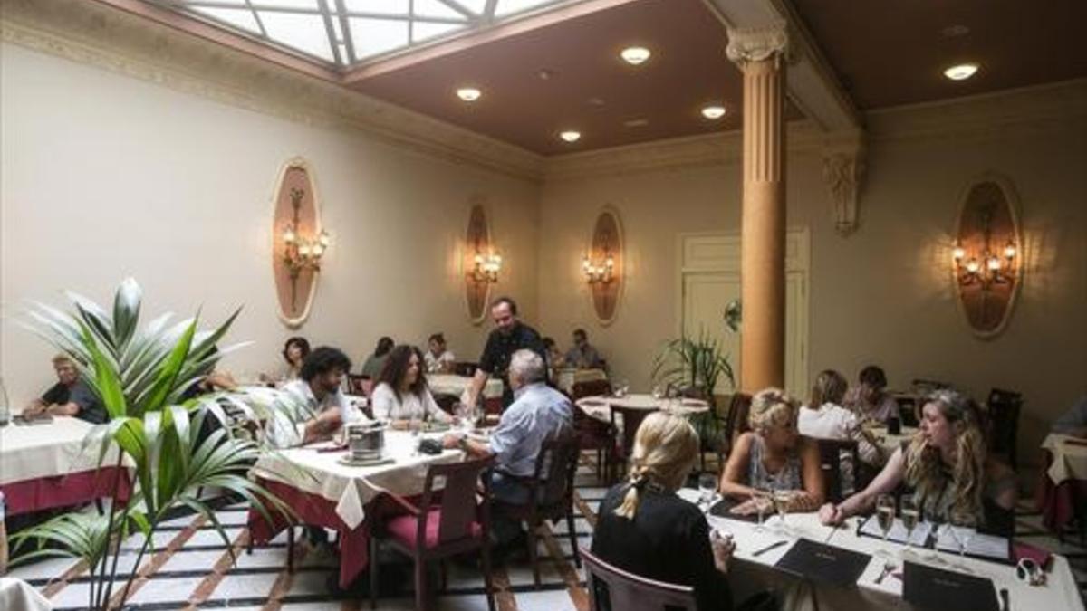 Comedor del restaurante La Lluna, un establecimiento con encanto que  mima la salud de sus clientes.